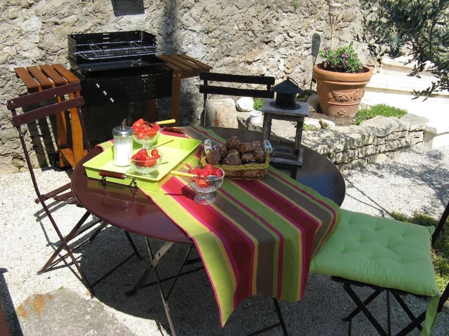 Le Maset Des Aires Avec Vue Sur Le Luberon Et Son Jacuzzi Exterieur Disponible De Juin A Mi-Septembre Maubec  Ngoại thất bức ảnh